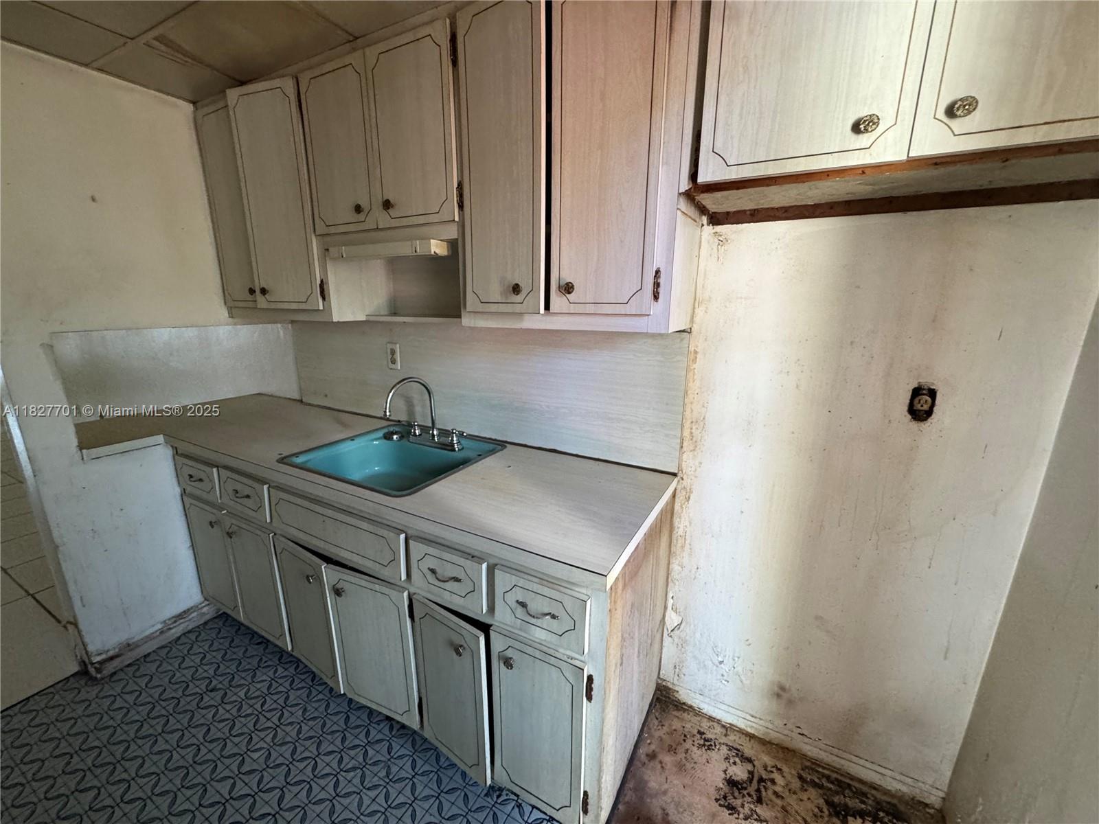 270 NE 191st St 108, Miami, FL, 33179/$84,900 4 270 NE 191st St 108