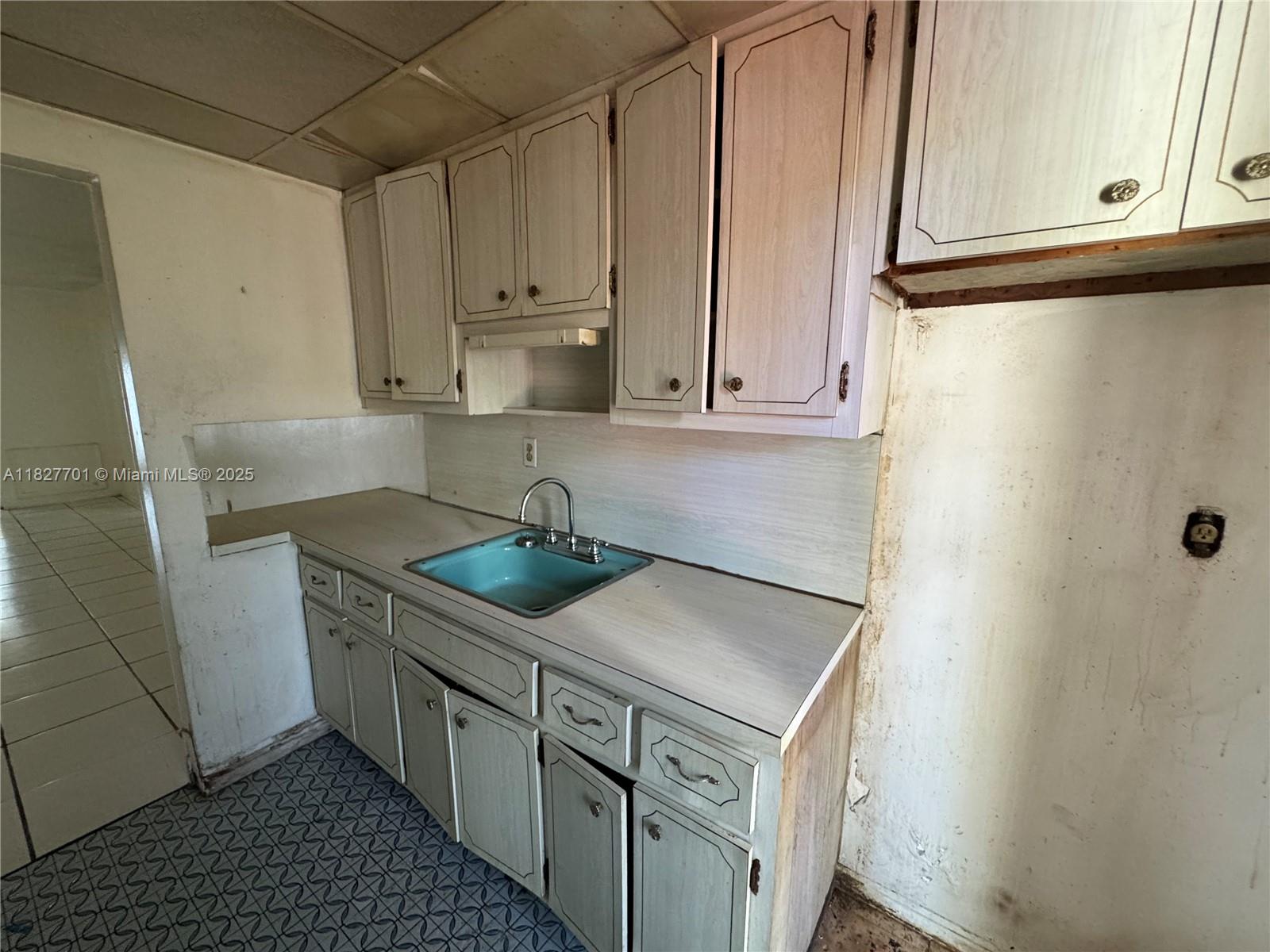 270 NE 191st St 108, Miami, FL, 33179/$84,900 3 270 NE 191st St 108