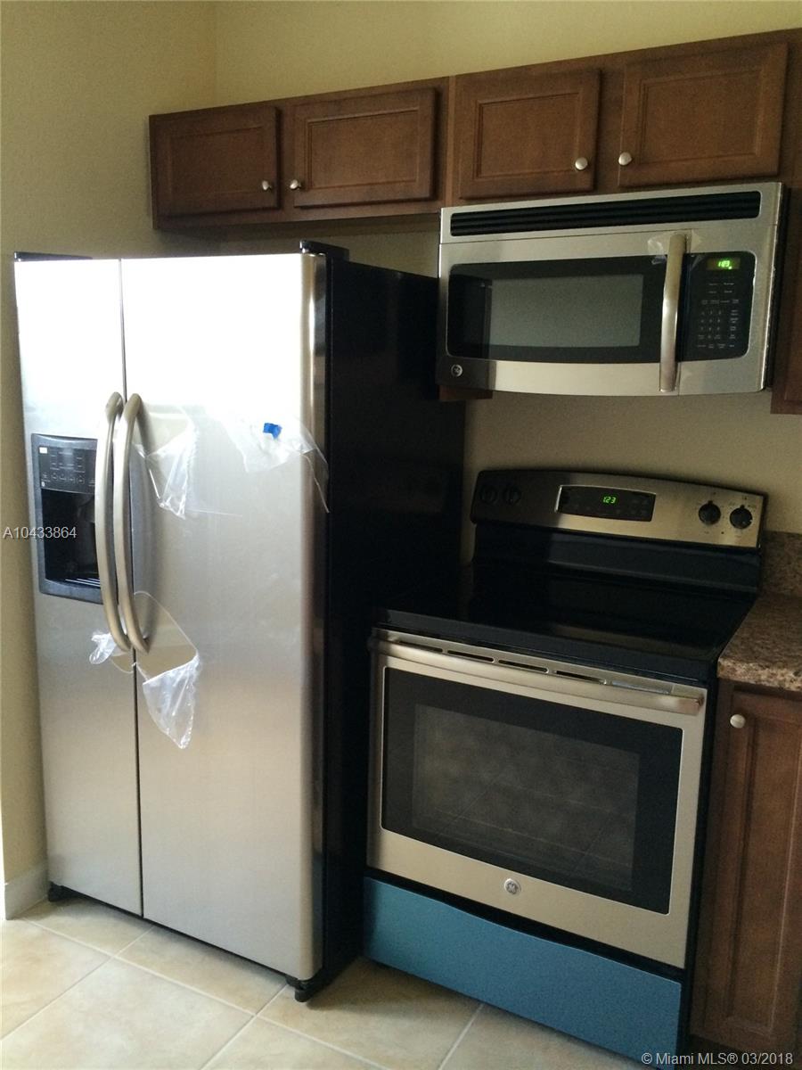 THE COURTS AT BAYSHORE II - Residential Lease