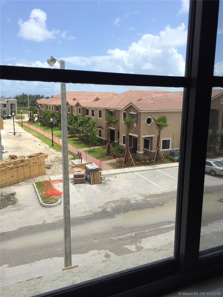 THE COURTS AT BAYSHORE II - Residential Lease