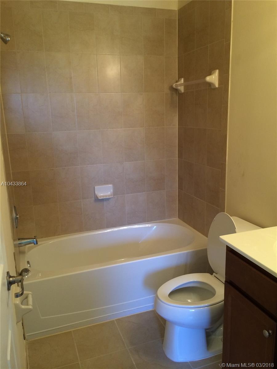 THE COURTS AT BAYSHORE II - Residential Lease