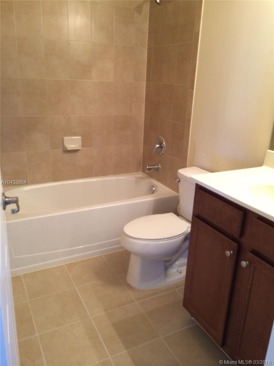 THE COURTS AT BAYSHORE II - Residential Lease