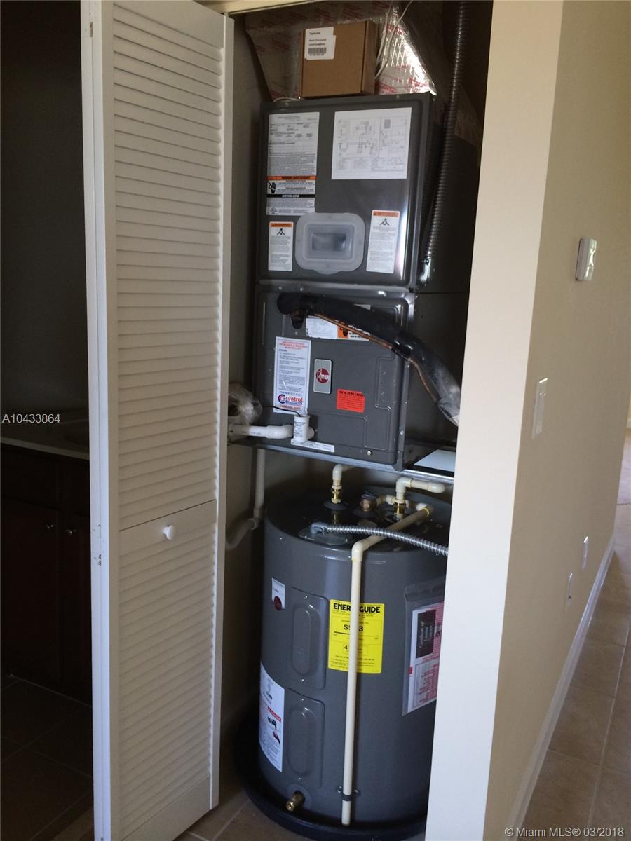 THE COURTS AT BAYSHORE II - Residential Lease