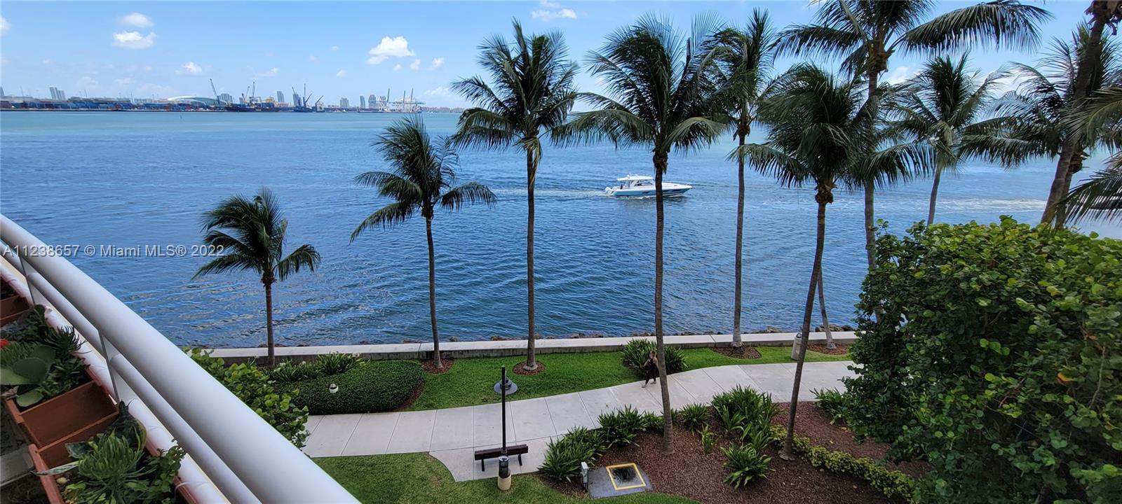 Photo 1 of 808 Brickell Key Dr 406, Miami, Florida, $835,000, Web #: 11238657