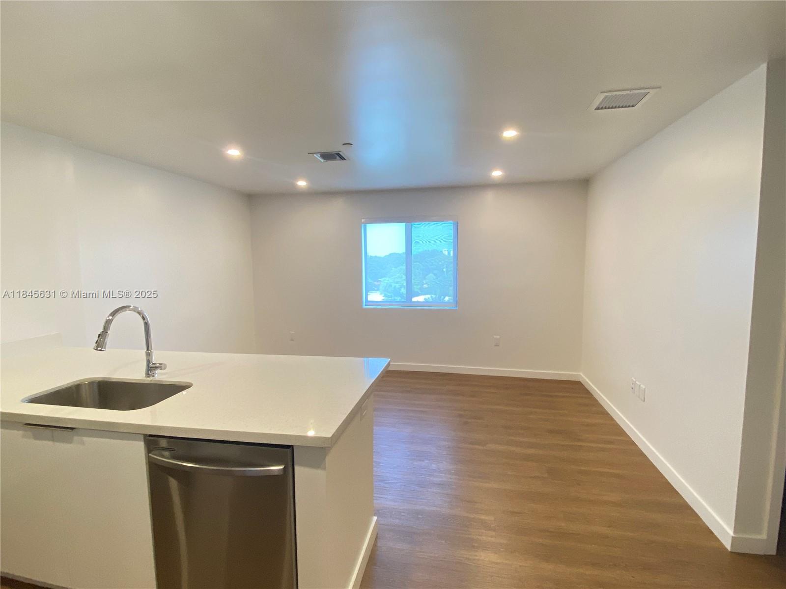 1950 Fletcher St 202