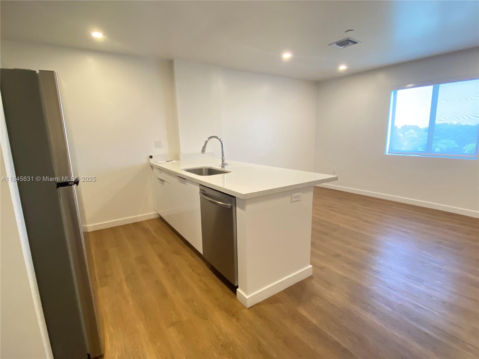 1950 Fletcher St 202