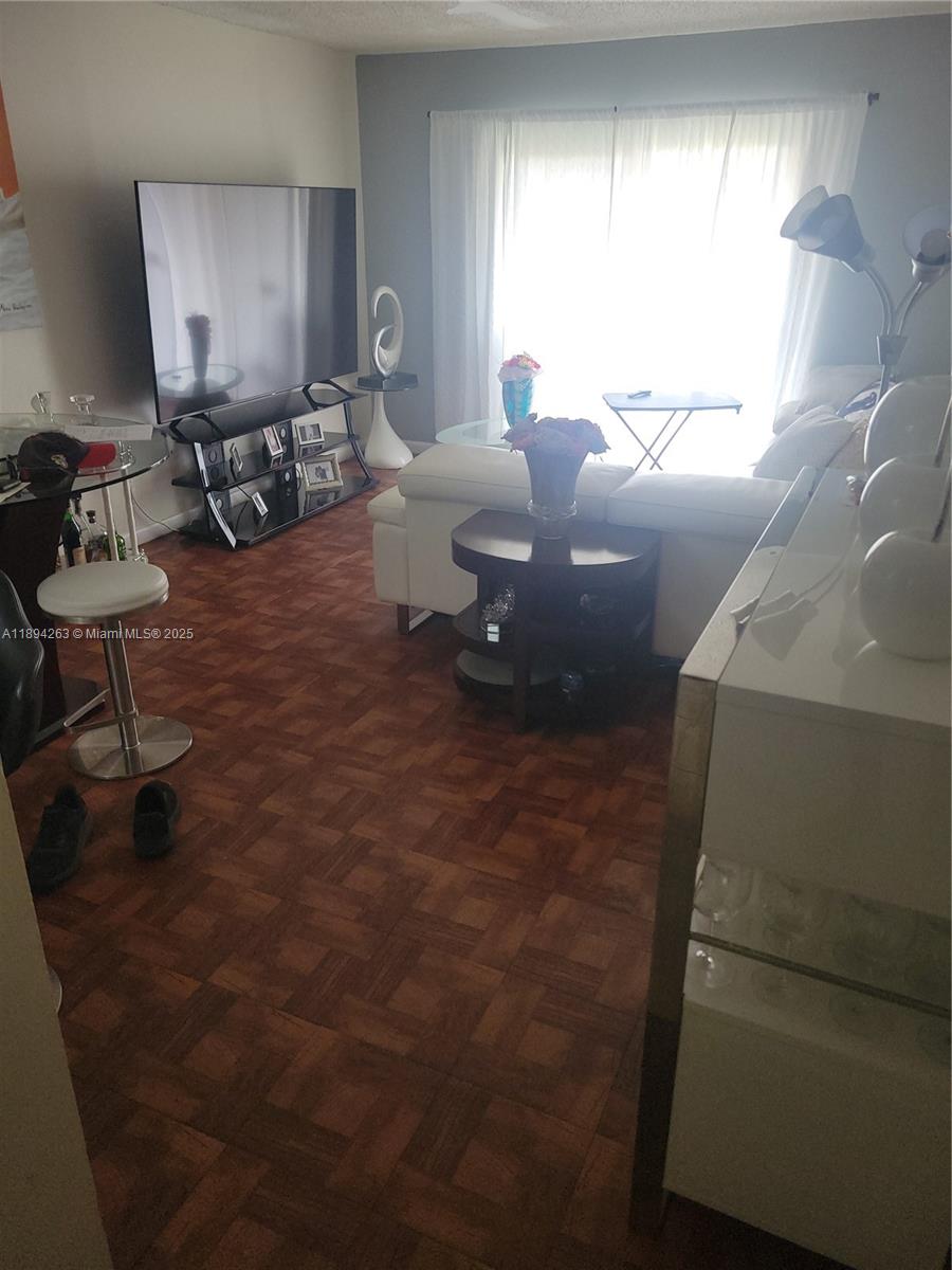 VENETIAN GARDENS AT COUNT - Residential Lease