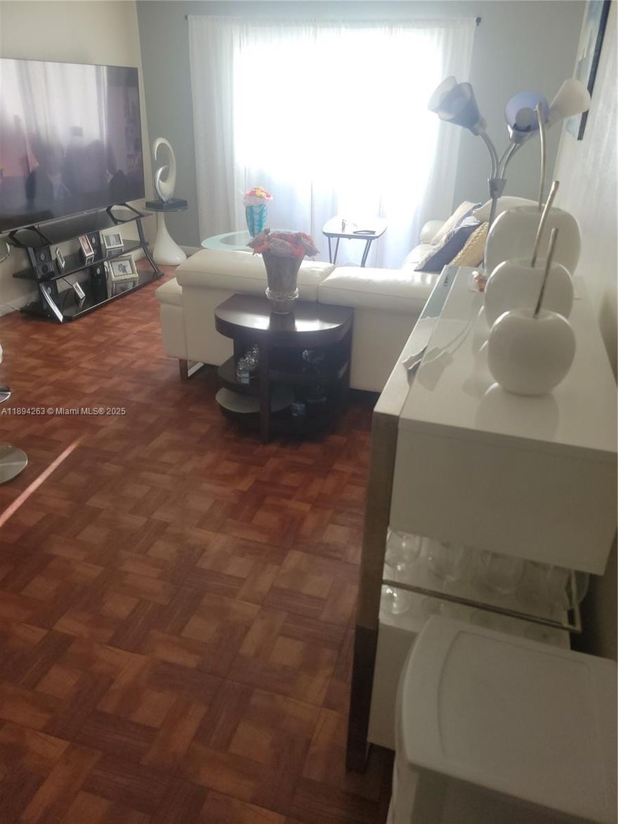 Very nice unit in an excellent neighbourhood. This a is a 1 bedroom and 1,5 baths unit located in the 1st floor. This is a gated community with Gym, barbecue area, Tennis court, Security Patrol, Parking and a very nice pool. Unit is rented until October 31st, so 24hs advance notice is required. Please text listing agent