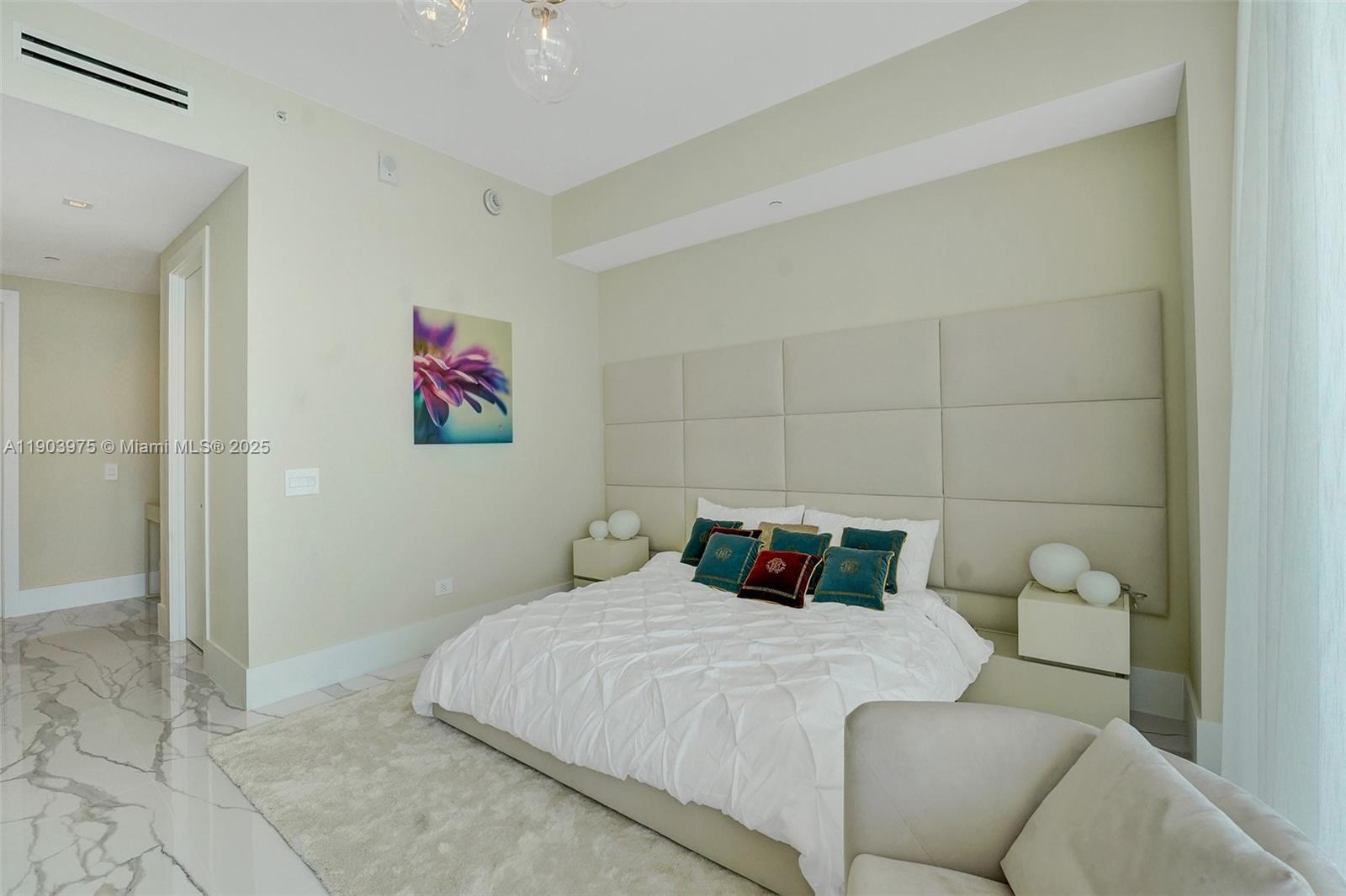 TURNBERRY OCEAN CLUB - Residential