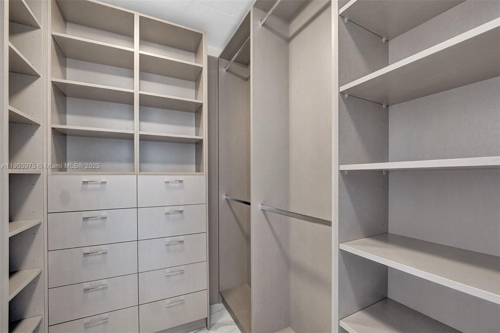 TURNBERRY OCEAN CLUB - Residential