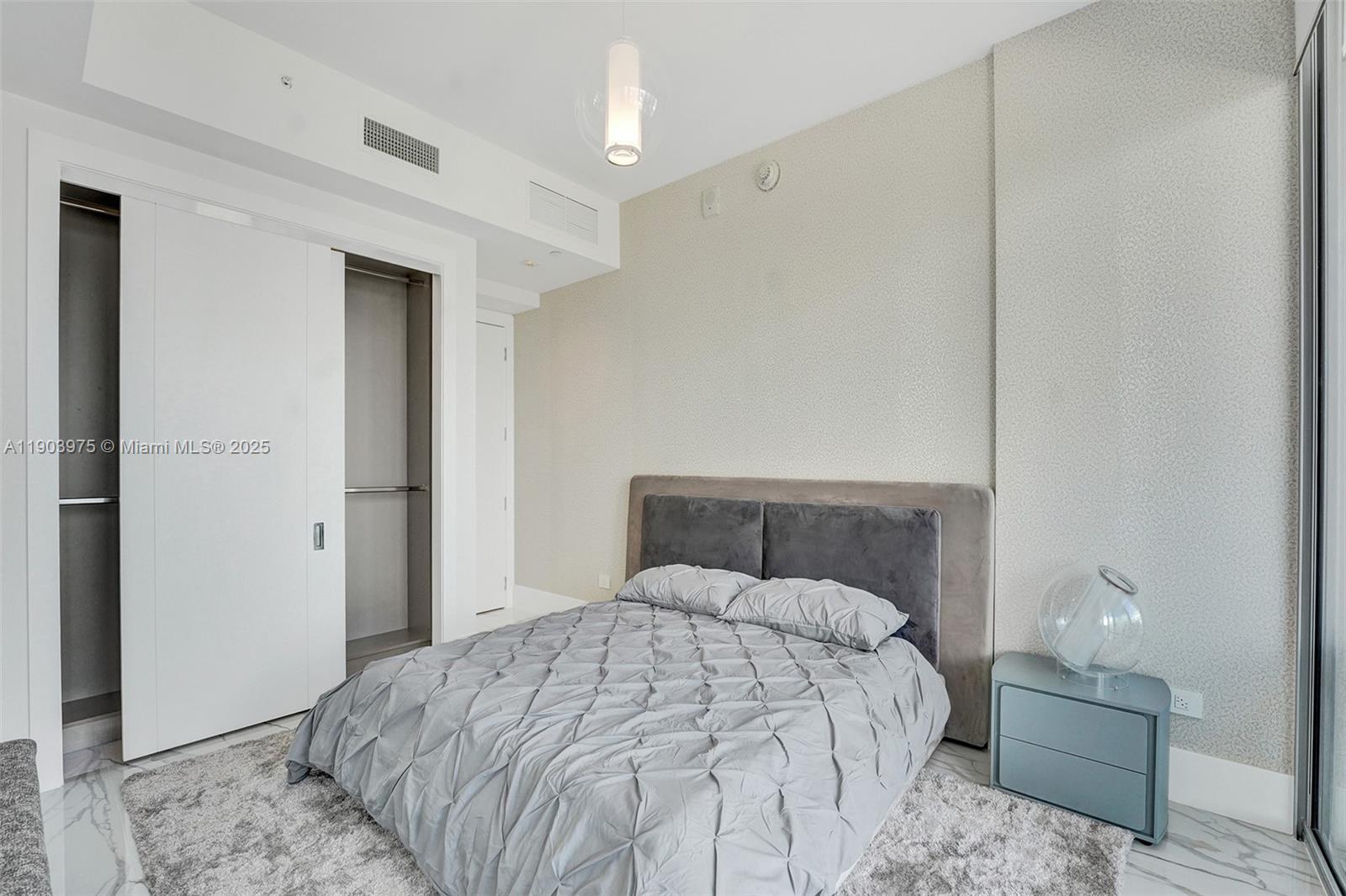 TURNBERRY OCEAN CLUB - Residential