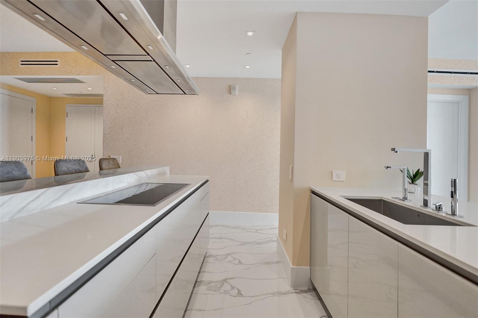 TURNBERRY OCEAN CLUB - Residential