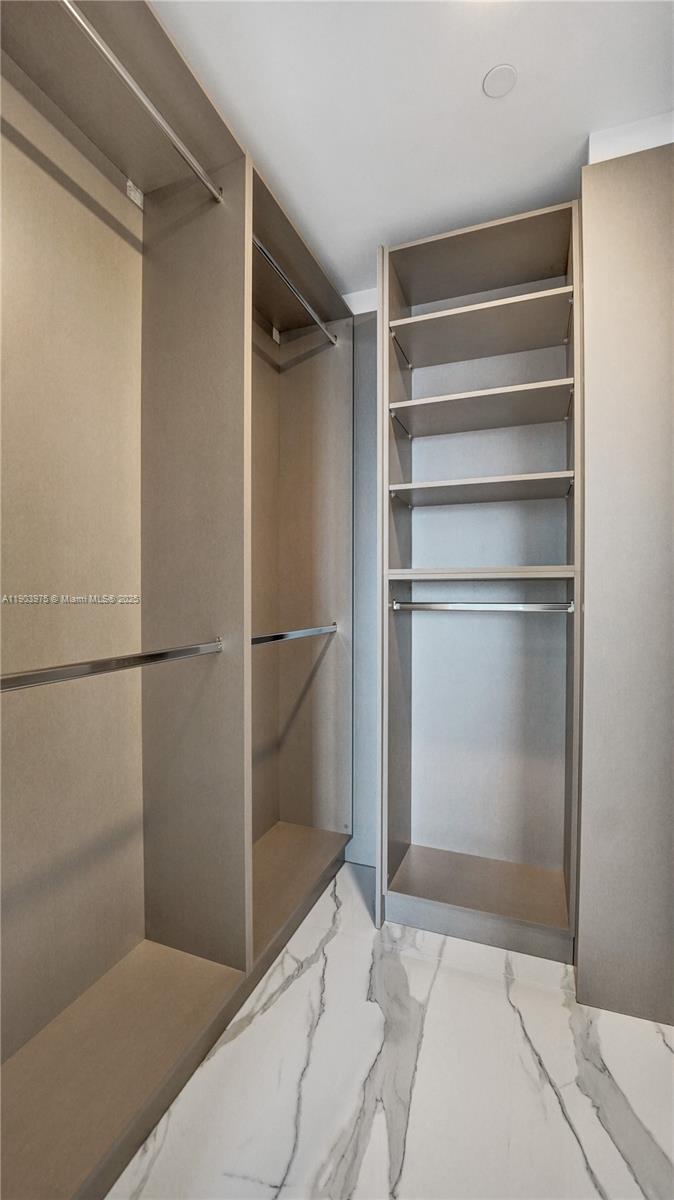 TURNBERRY OCEAN CLUB - Residential