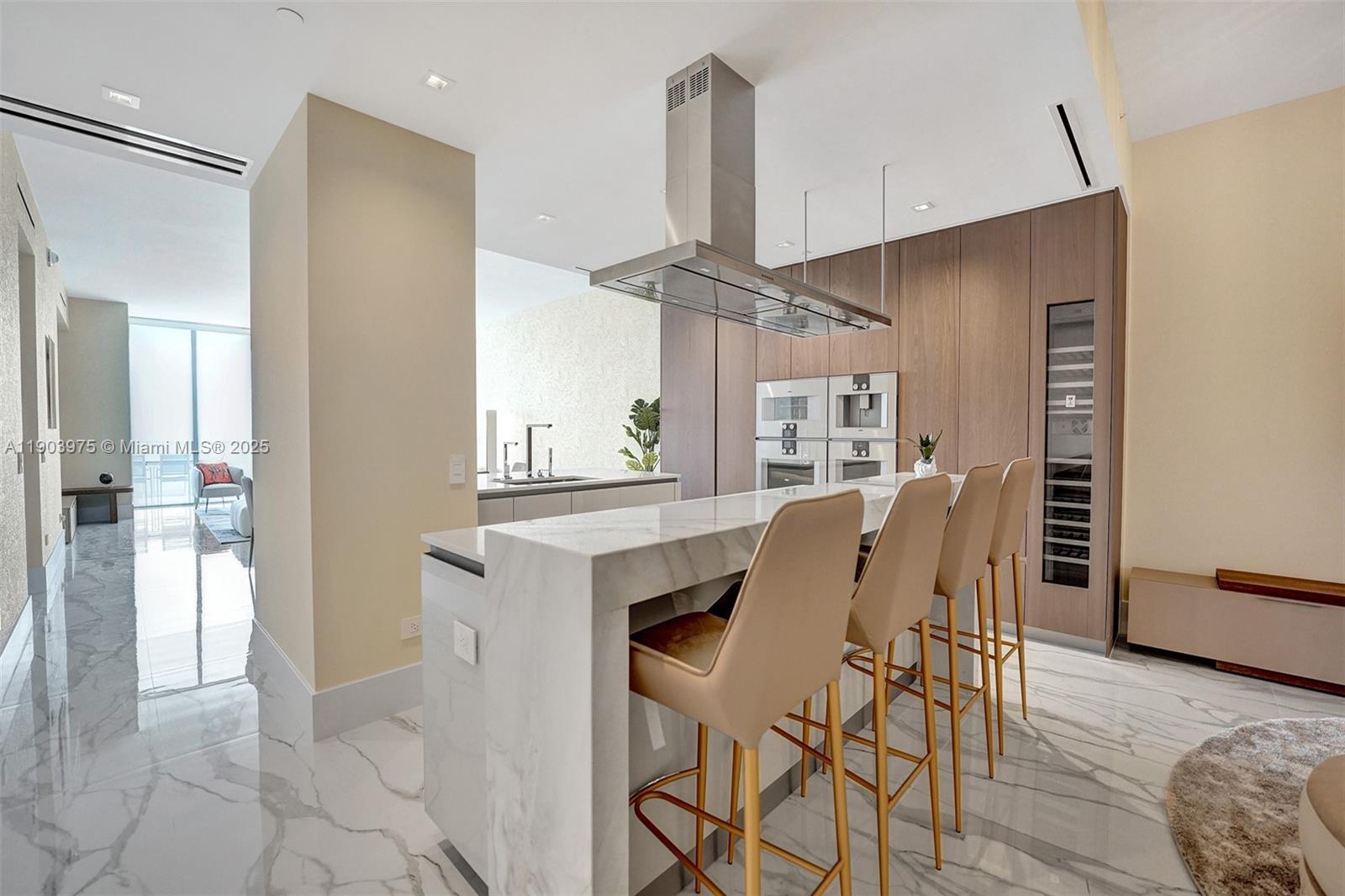 TURNBERRY OCEAN CLUB - Residential