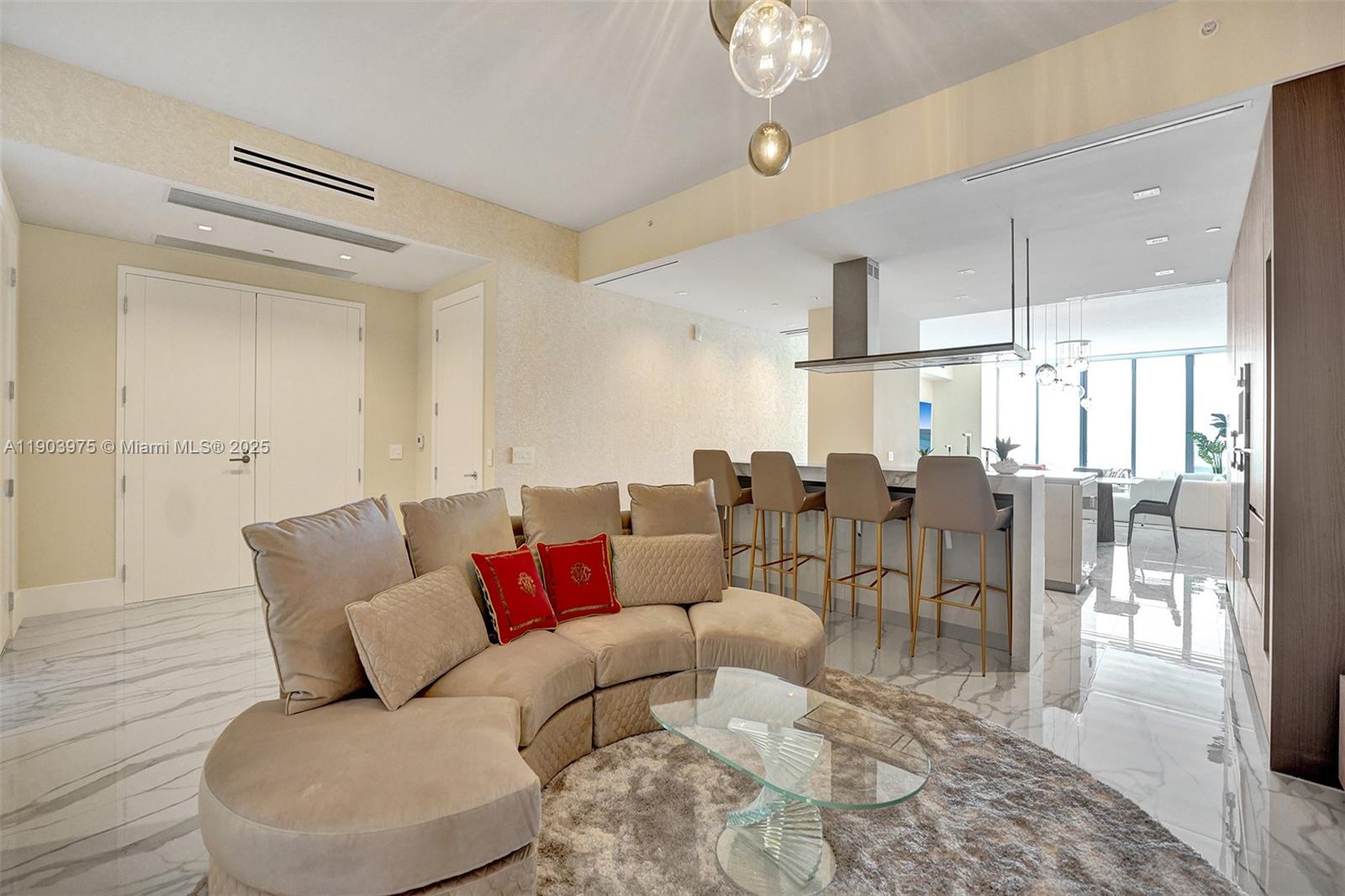 TURNBERRY OCEAN CLUB - Residential