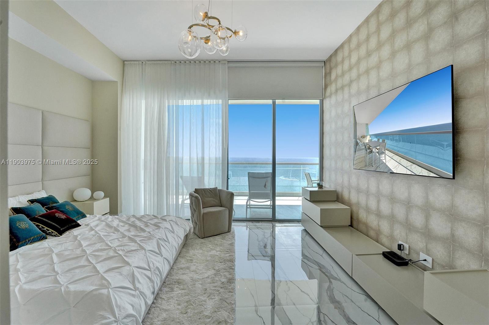 TURNBERRY OCEAN CLUB - Residential