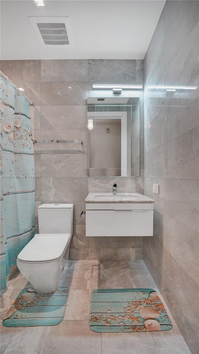 TURNBERRY OCEAN CLUB - Residential