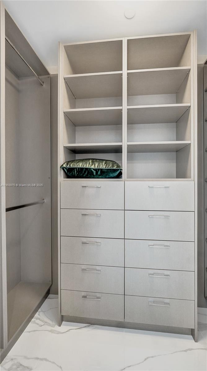 TURNBERRY OCEAN CLUB - Residential