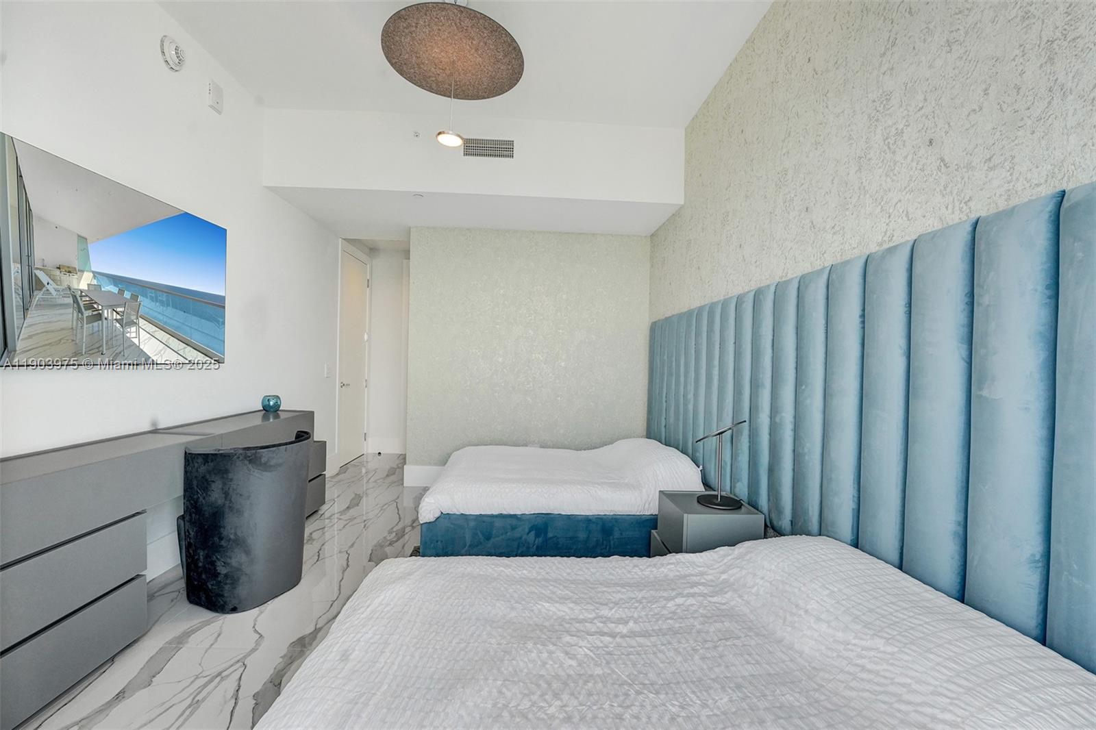 TURNBERRY OCEAN CLUB - Residential