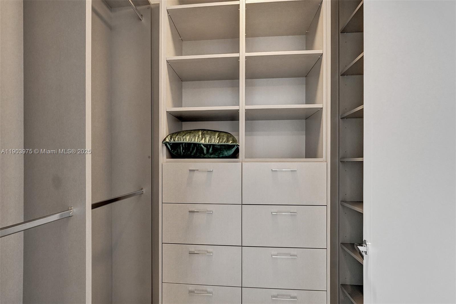 TURNBERRY OCEAN CLUB - Residential