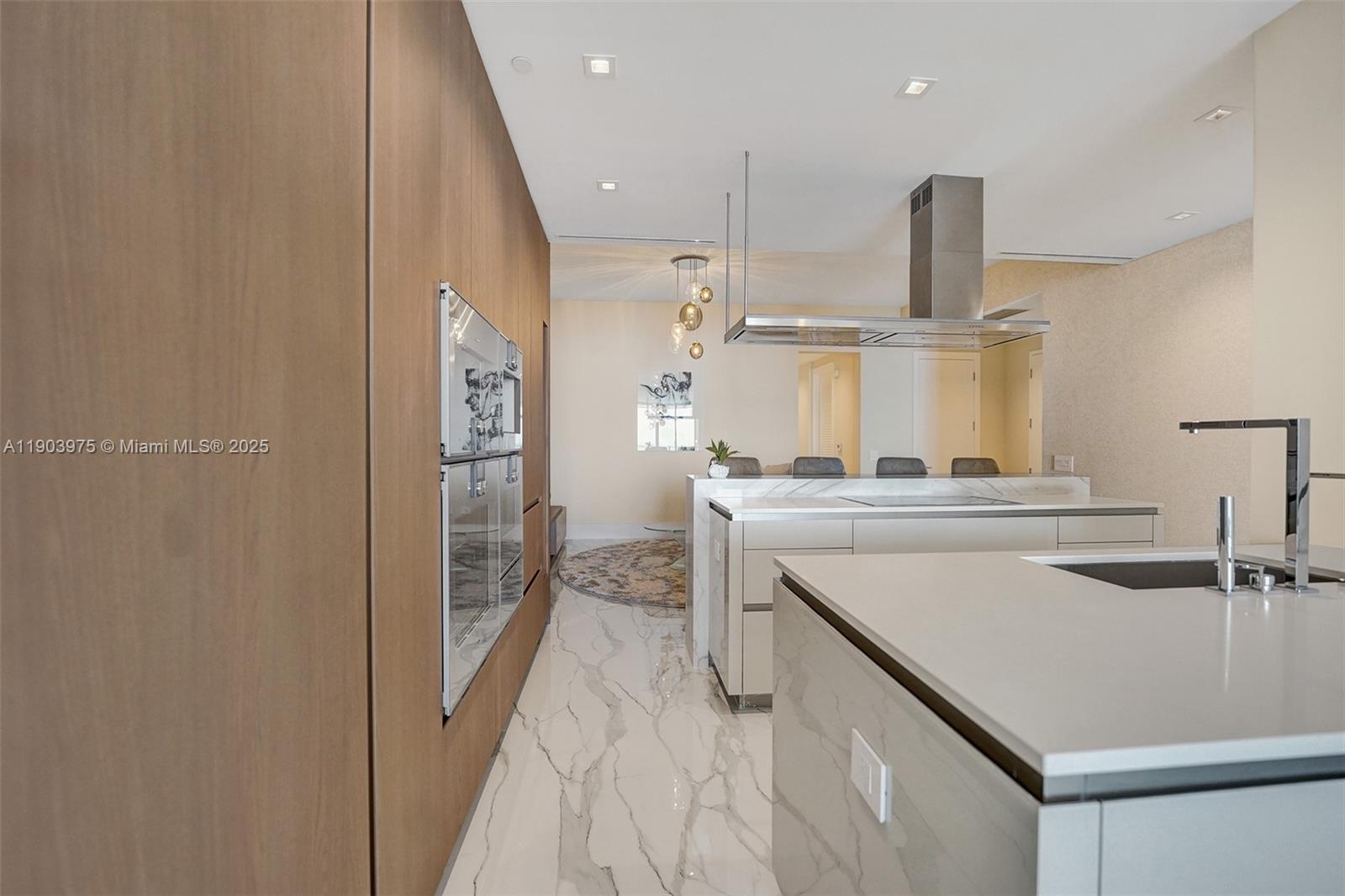 TURNBERRY OCEAN CLUB - Residential