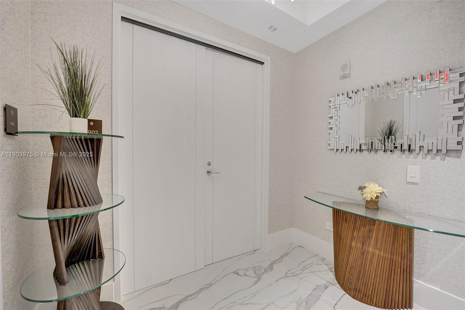 TURNBERRY OCEAN CLUB - Residential