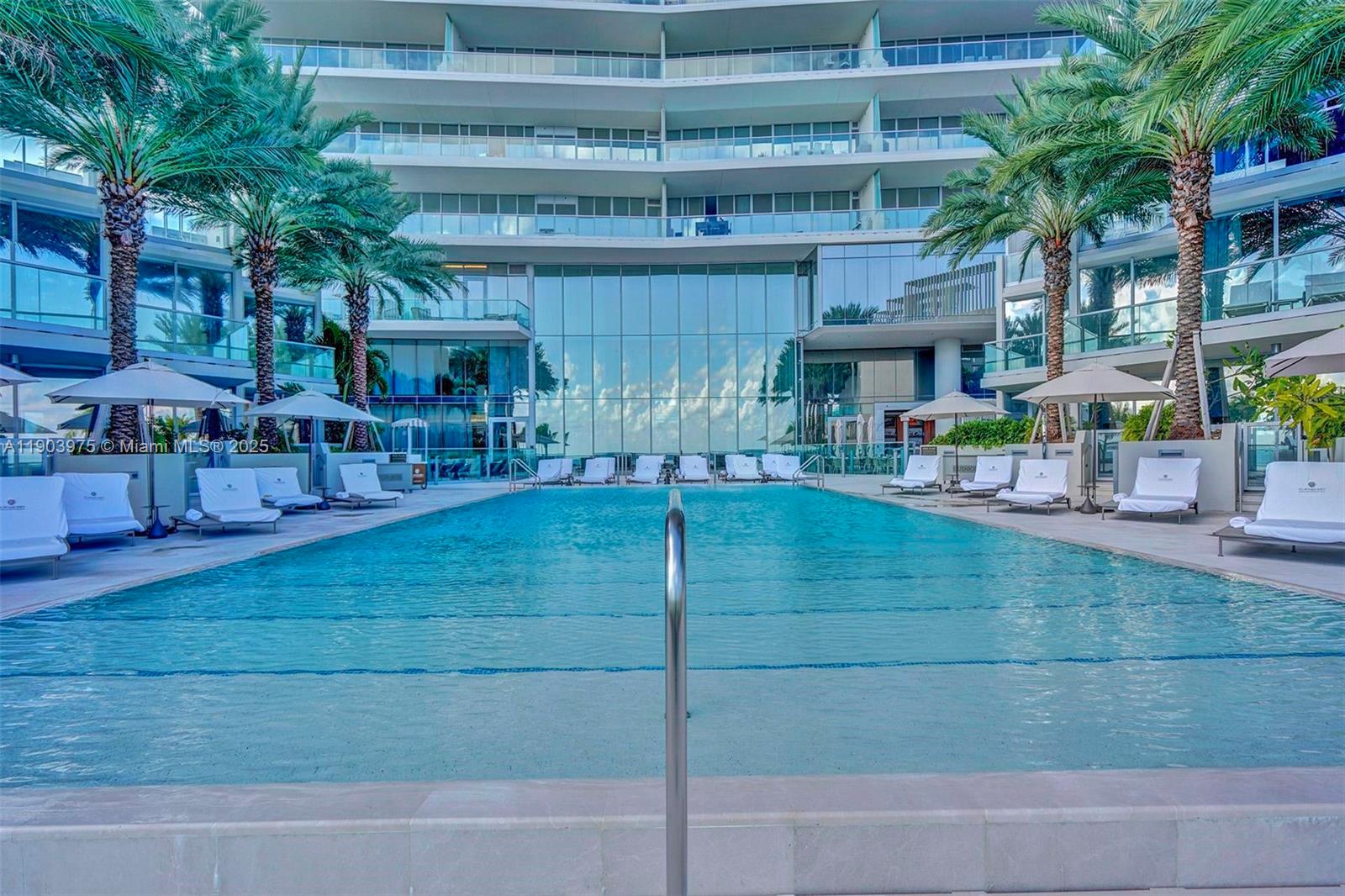 TURNBERRY OCEAN CLUB - Residential