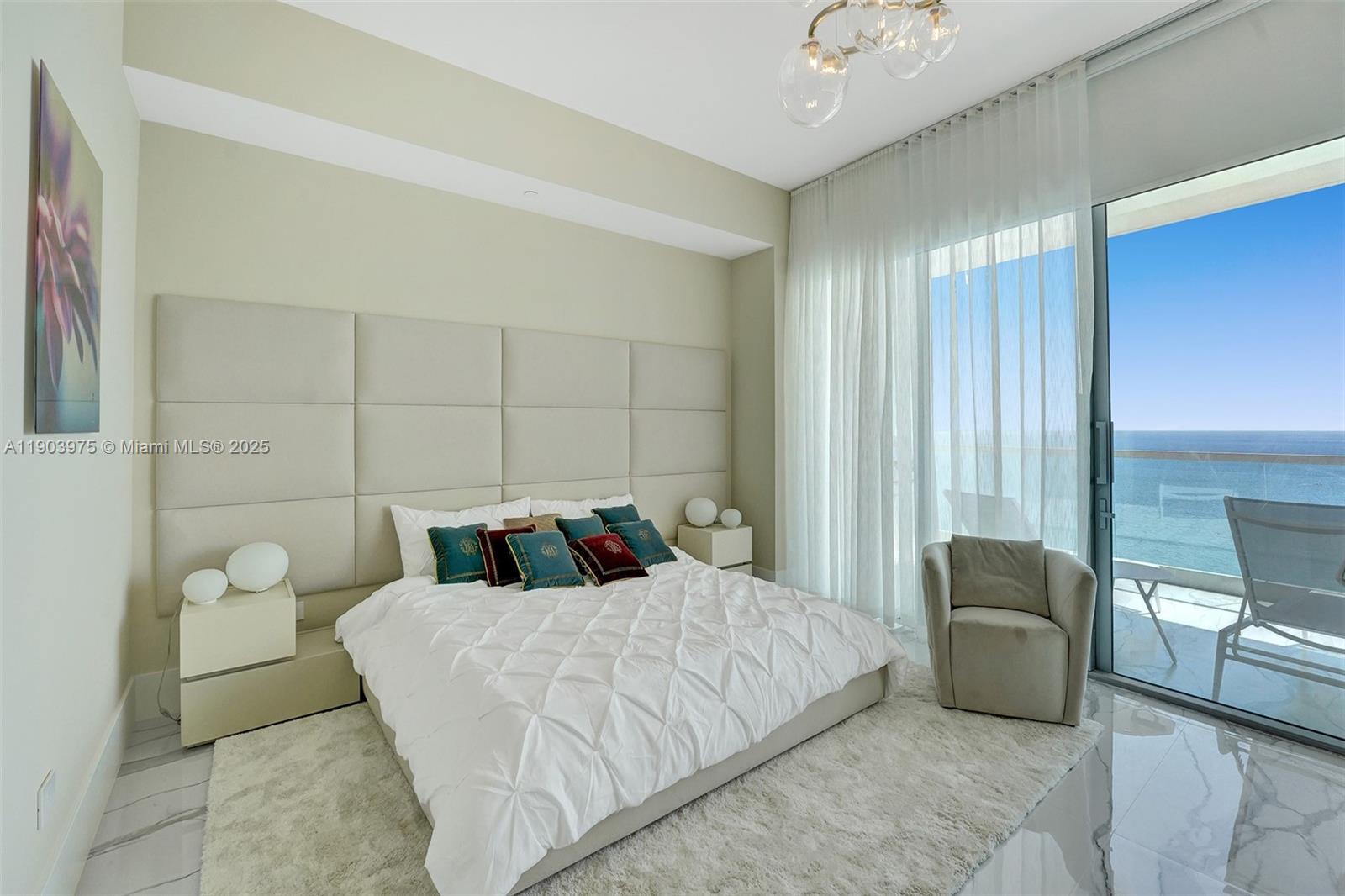 TURNBERRY OCEAN CLUB - Residential