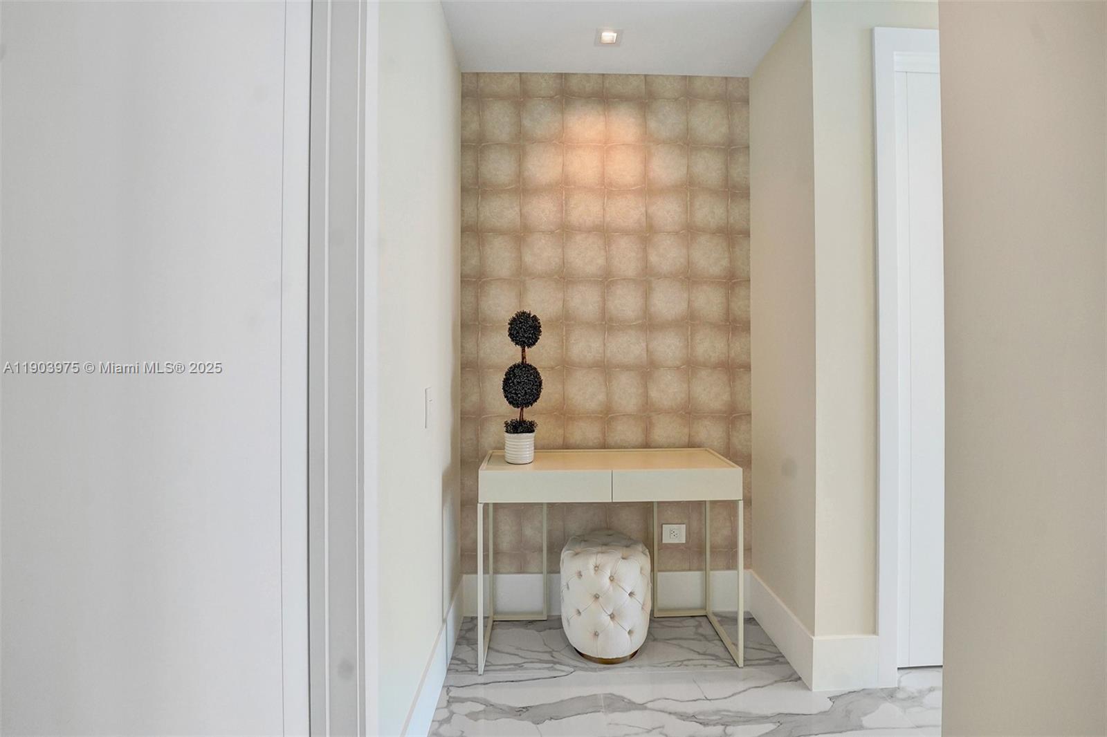 TURNBERRY OCEAN CLUB - Residential