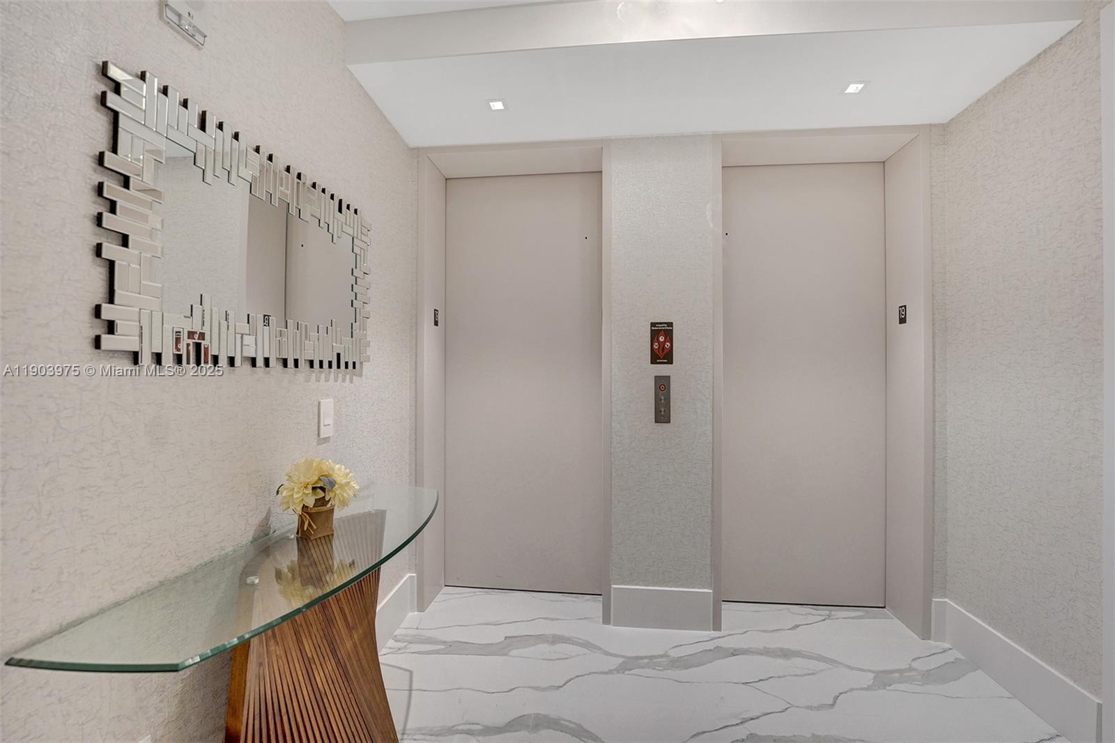 TURNBERRY OCEAN CLUB - Residential