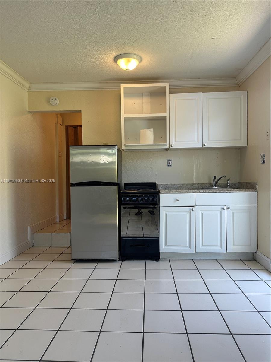 HOLLYWOOD LITTLE RANCHES - Residential Lease