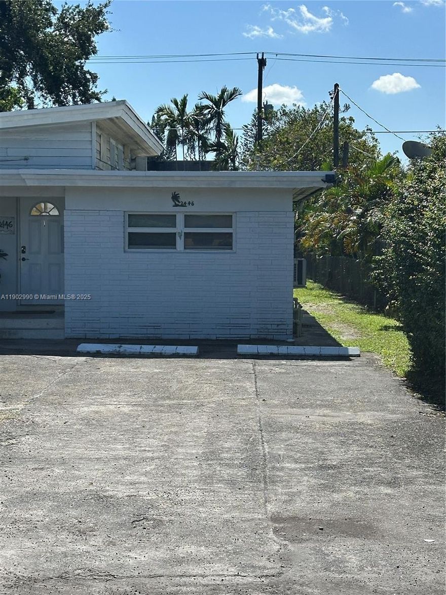 Studio for rent in the heart of Hollywood, full bathroom and kitchen, 2 assigned parking spaces, water service included. Close to entertainment, hospital, major  highways, Fort Lauderdale Airport, etc. ***** for showing contact assistant Heidy******
Requirements: Background, proof of income.