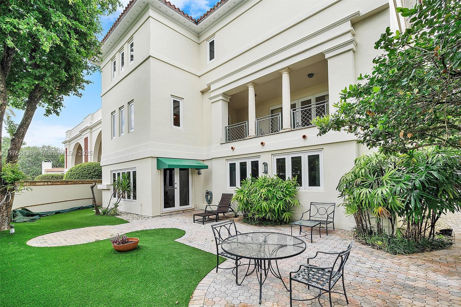 BAYSHORE VILLAS - Residential