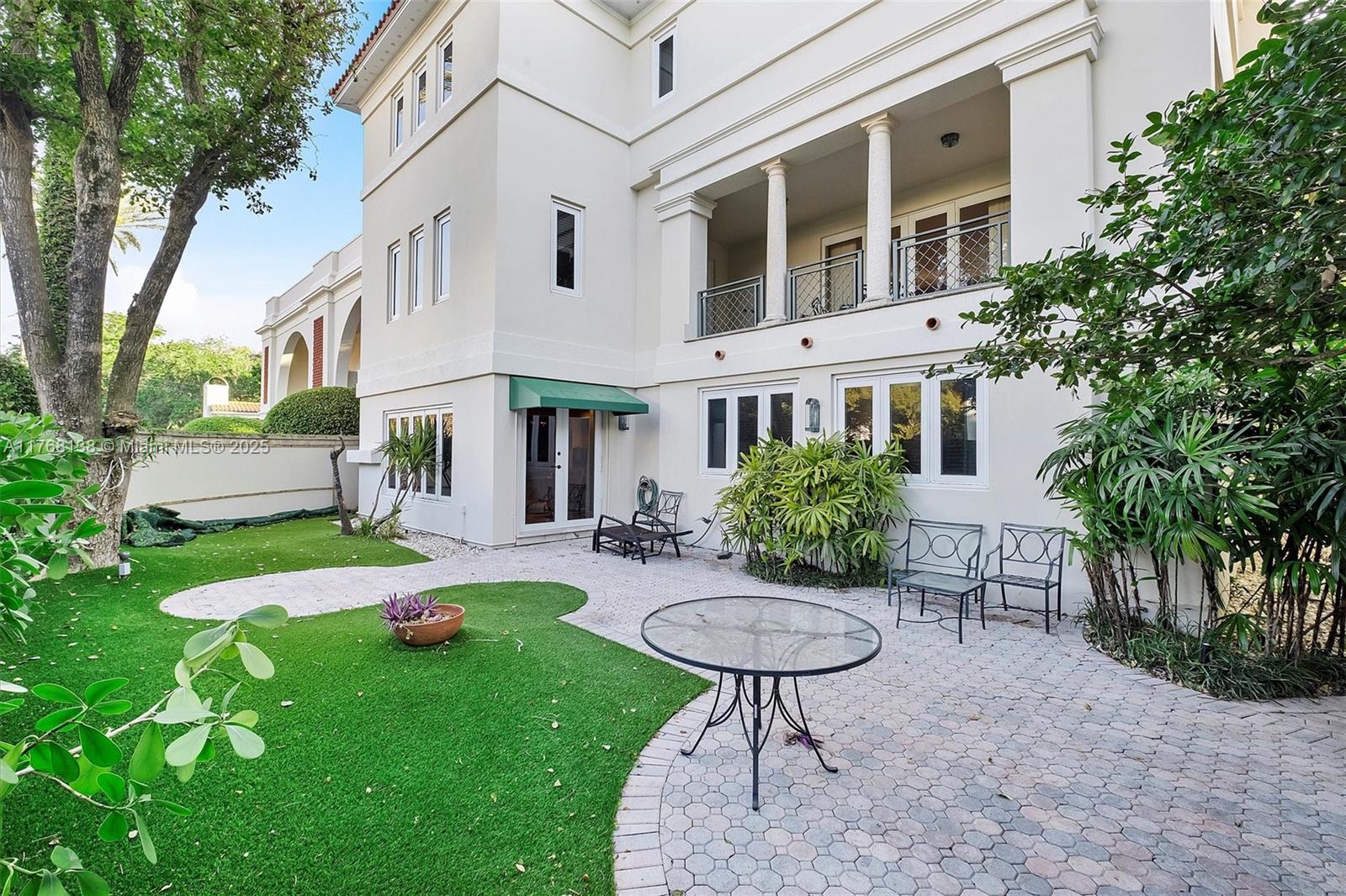 BAYSHORE VILLAS - Residential