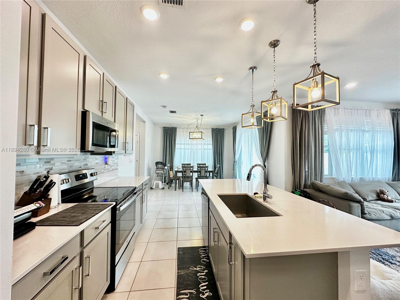 CRYSTAL LAKE 1ST SEC - Residential Lease