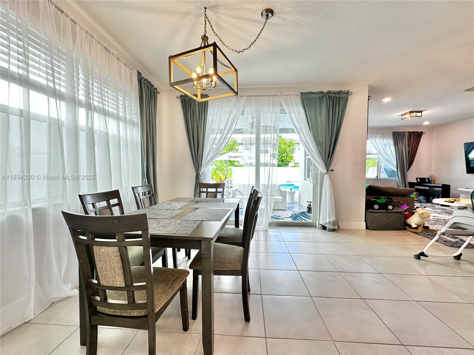 CRYSTAL LAKE 1ST SEC - Residential Lease