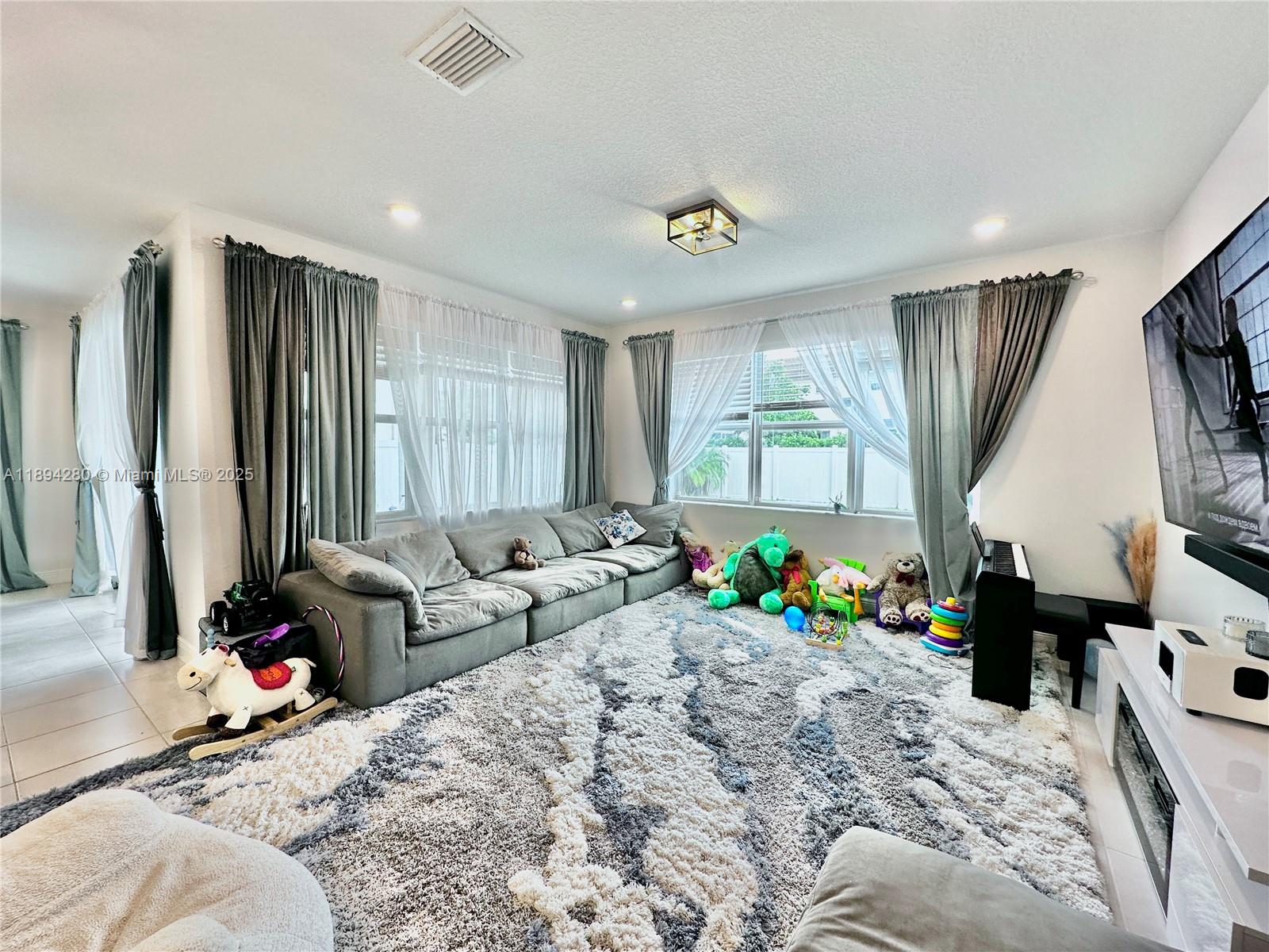 CRYSTAL LAKE 1ST SEC - Residential Lease