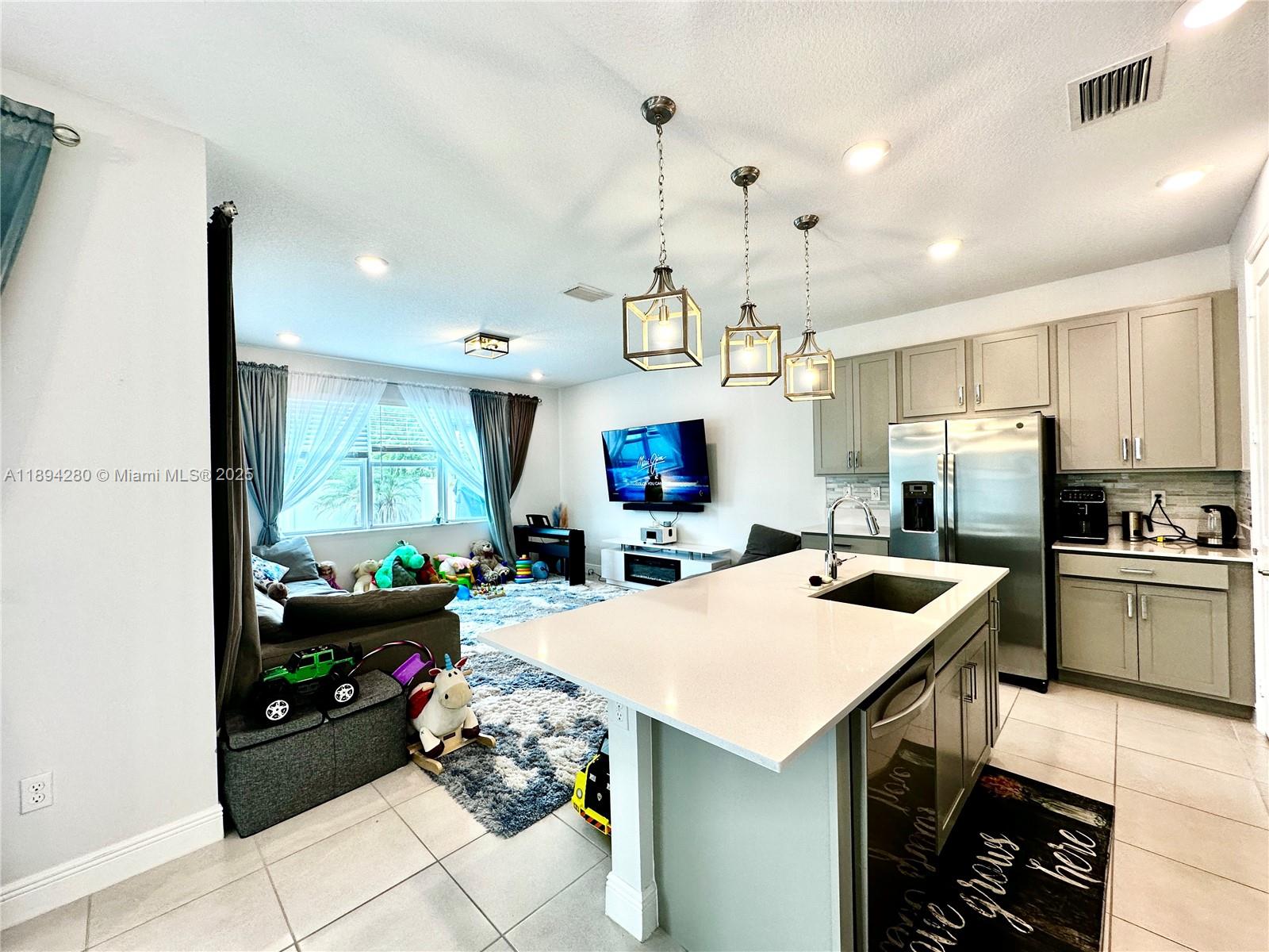 CRYSTAL LAKE 1ST SEC - Residential Lease