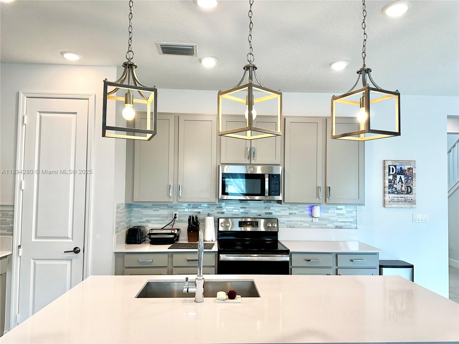 CRYSTAL LAKE 1ST SEC - Residential Lease