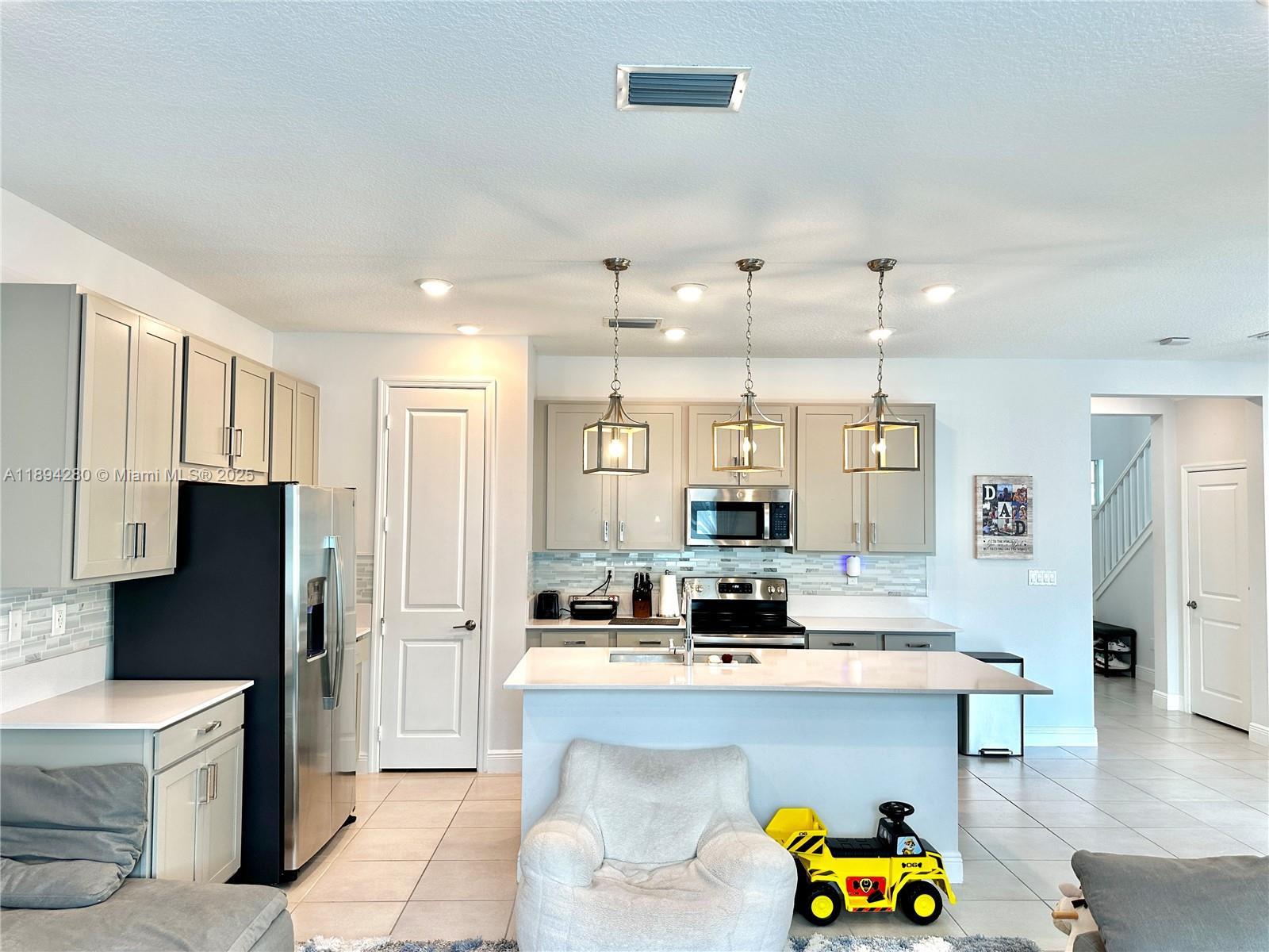 CRYSTAL LAKE 1ST SEC - Residential Lease