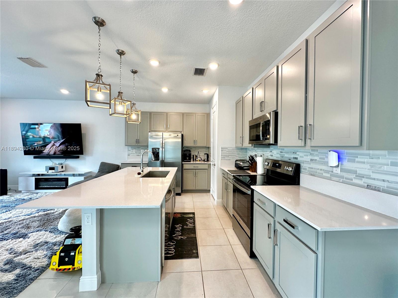 CRYSTAL LAKE 1ST SEC - Residential Lease