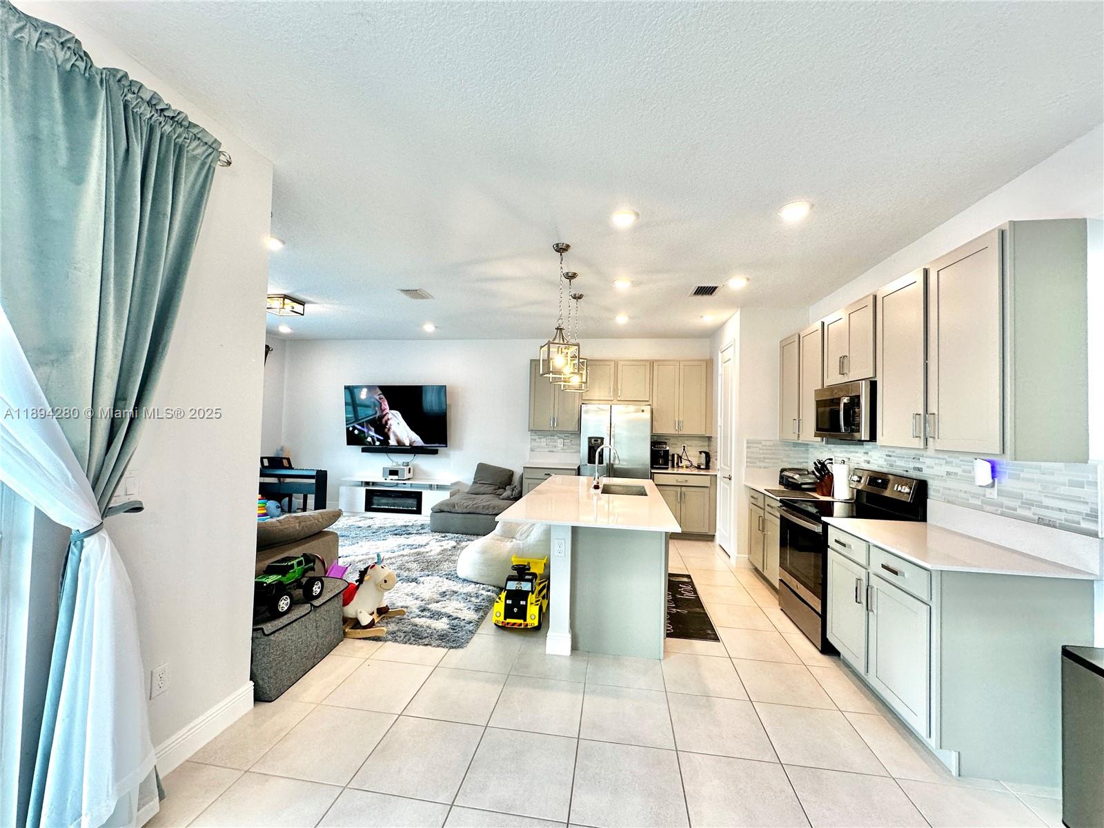 CRYSTAL LAKE 1ST SEC - Residential Lease