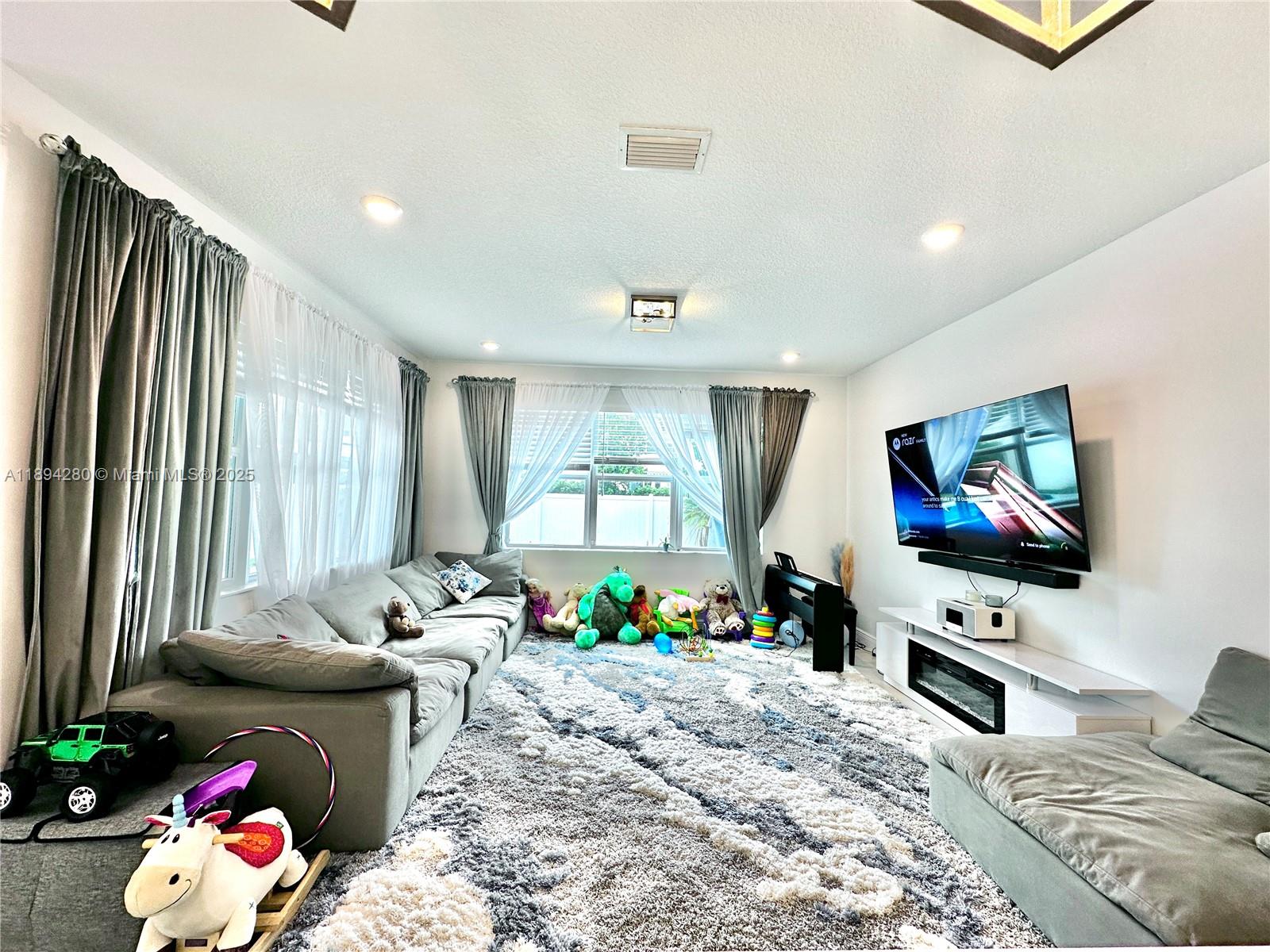 CRYSTAL LAKE 1ST SEC - Residential Lease