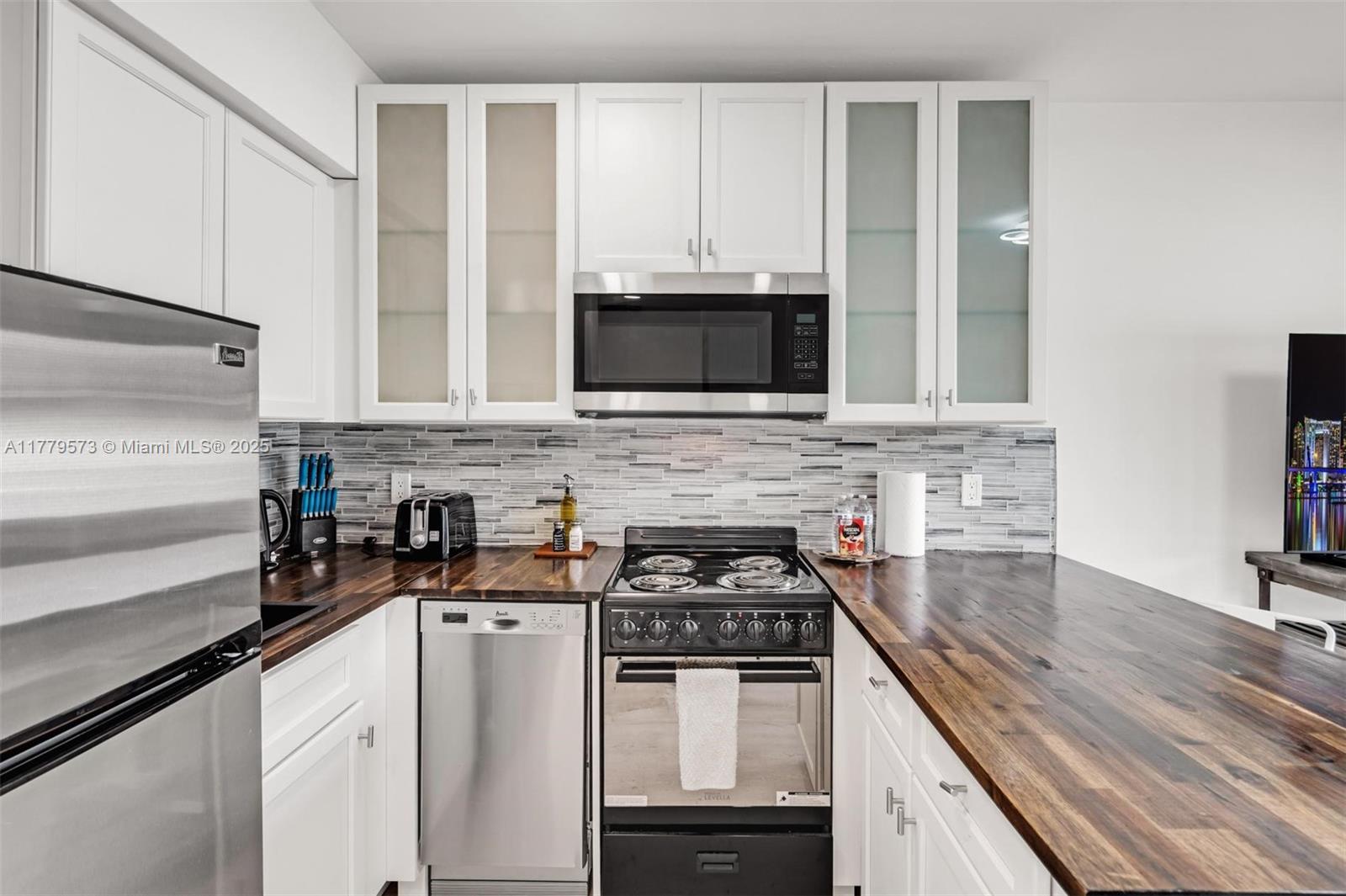 LAUDERDALE - Residential Lease