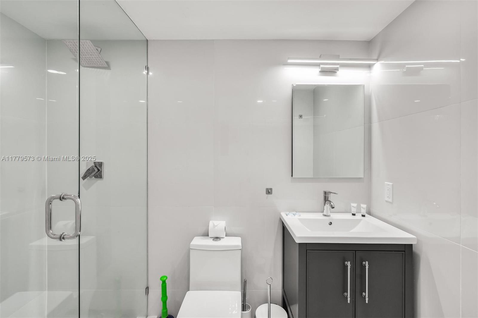 LAUDERDALE - Residential Lease