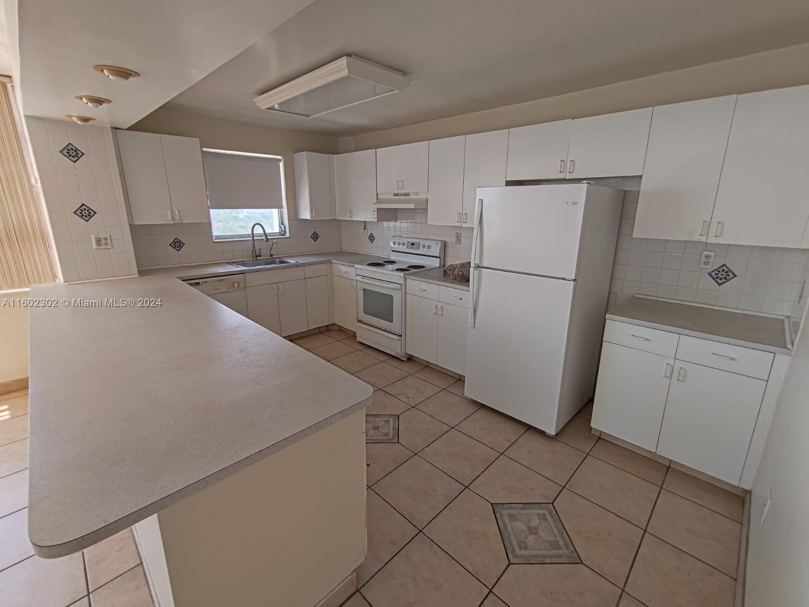 COMMODORE PLAZA CONDO - Residential