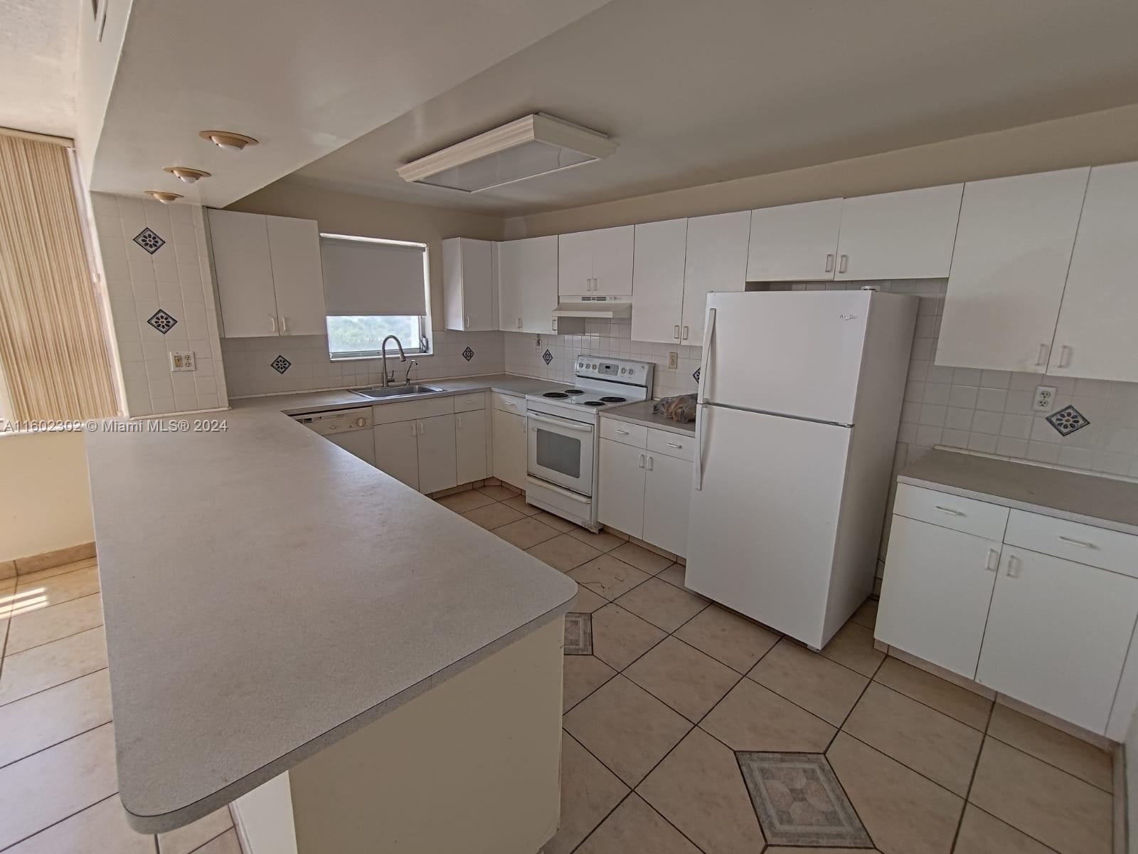 COMMODORE PLAZA CONDO - Residential