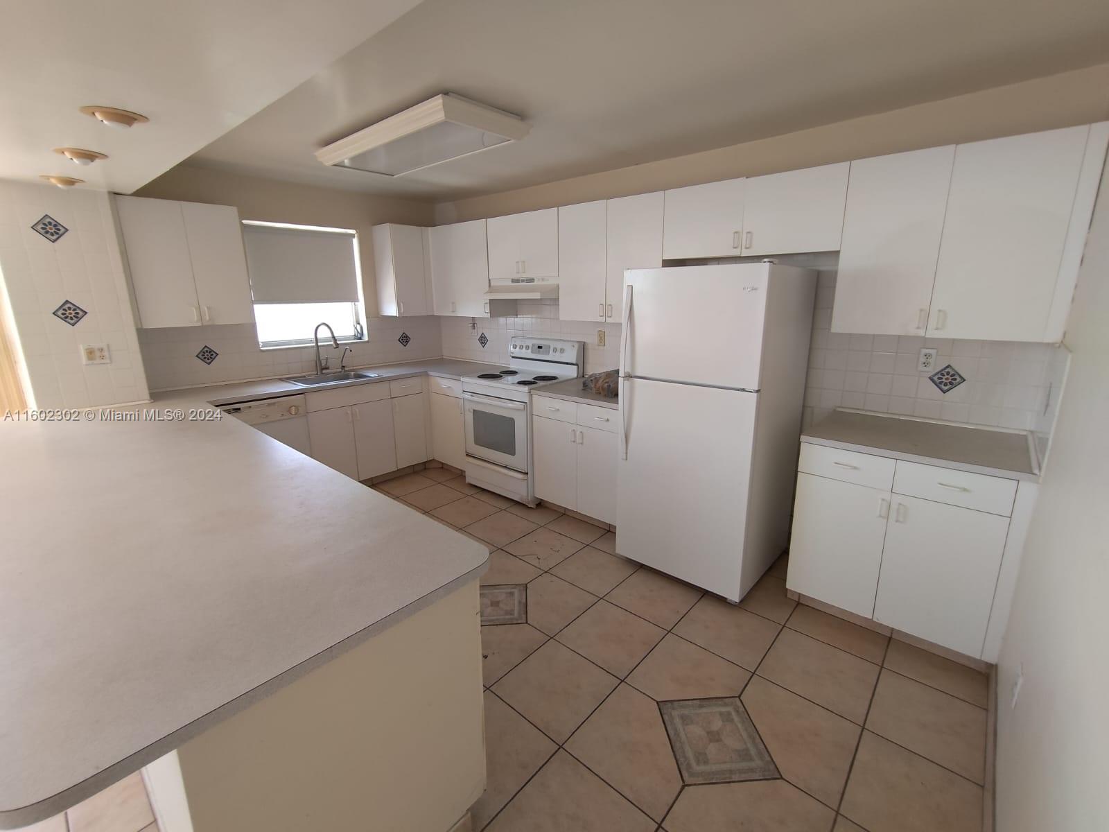 COMMODORE PLAZA CONDO - Residential