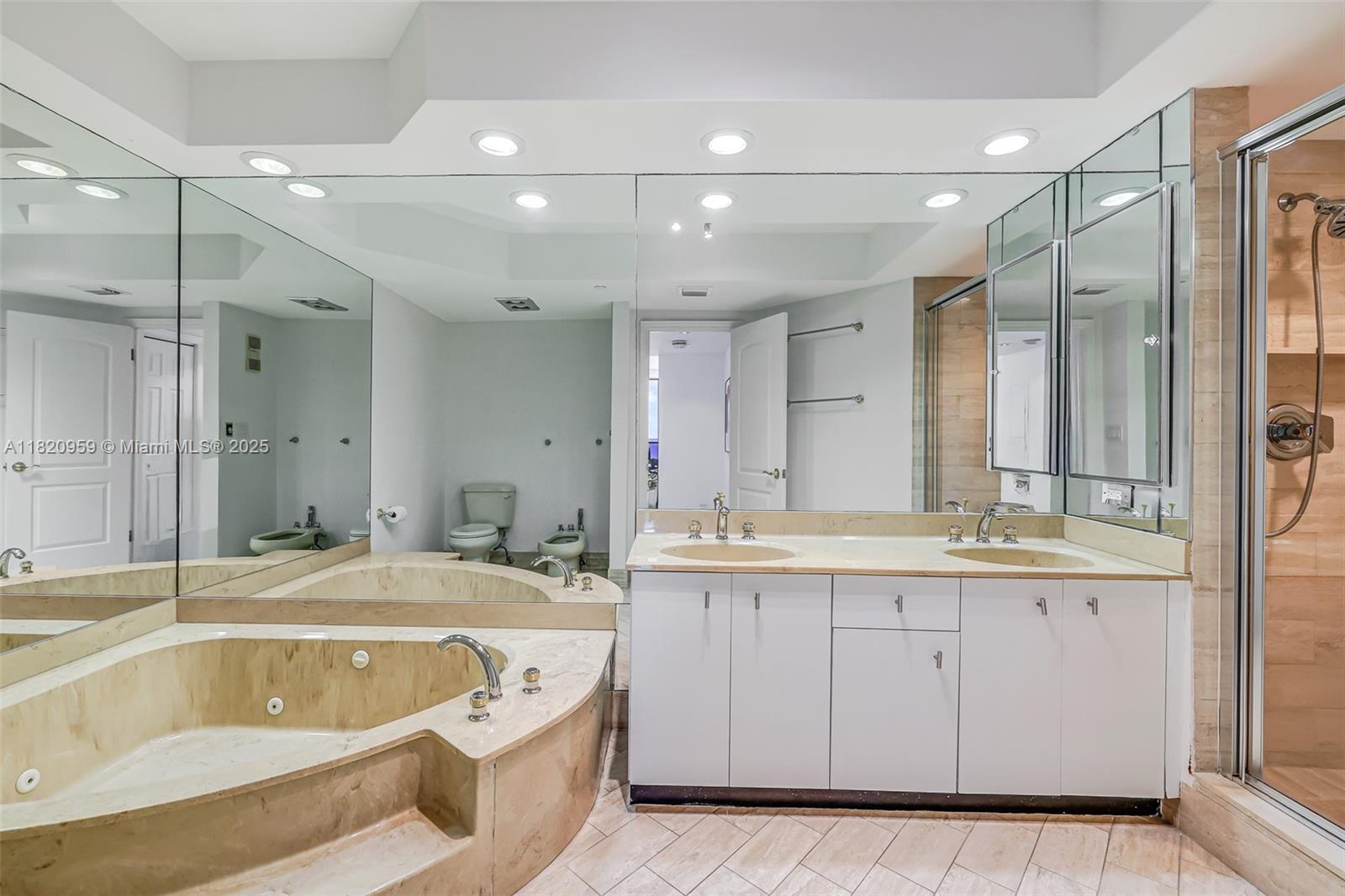 HAMPTONS WEST CONDO - Residential