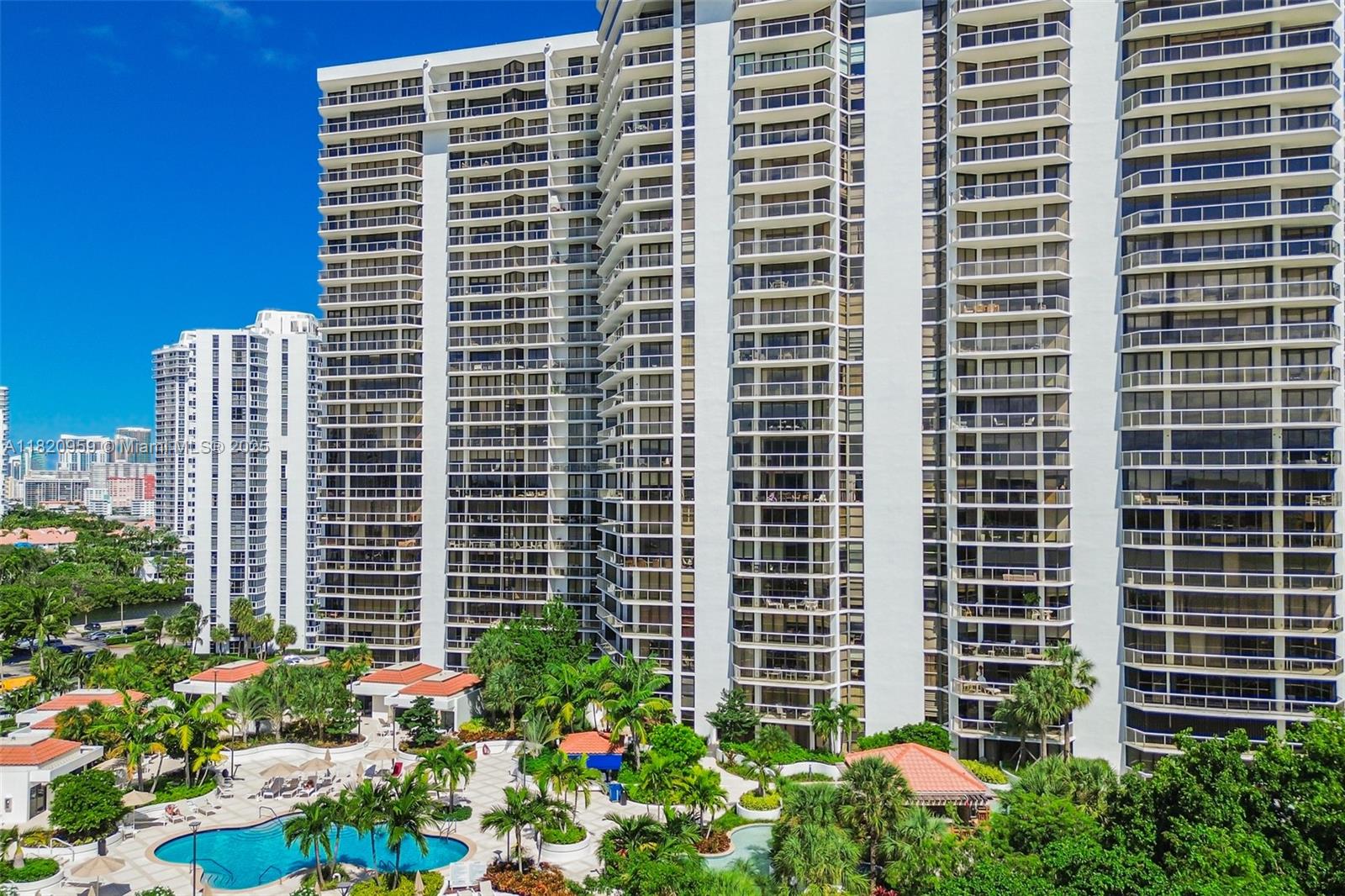 HAMPTONS WEST CONDO - Residential